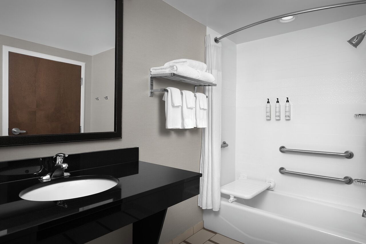 客房内保险箱、办公桌、笔记本电脑工作区、遮光窗帘