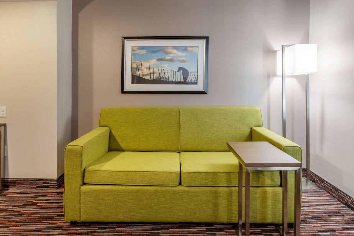 deluxe room, 1 king bed, non smoking (deluxe executive room) | premium bedding, desk, iron/ironing board, free cots/infant beds