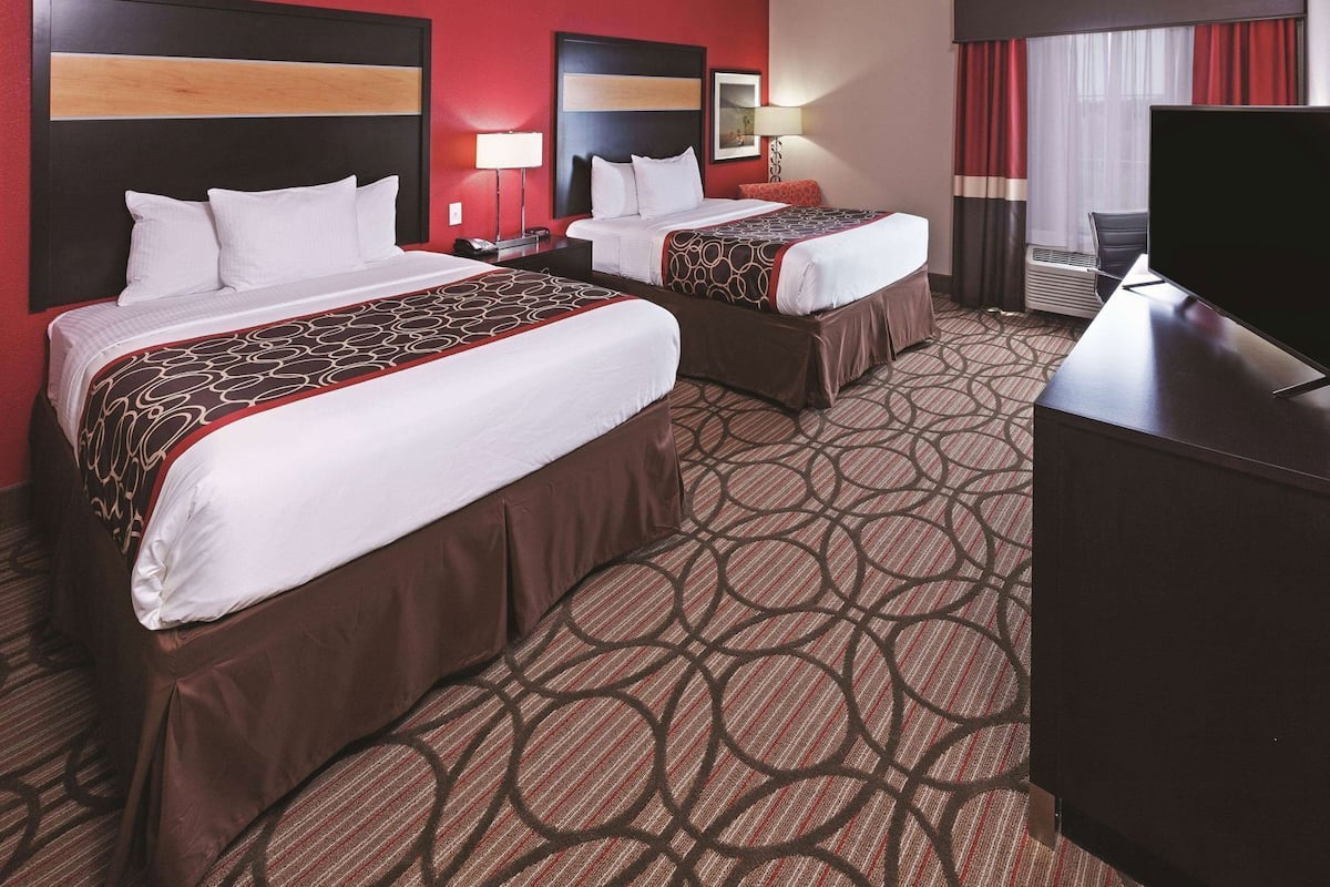 Premium bedding, desk, iron/ironing board, free cribs/infant beds