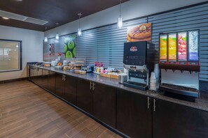 Eine moderne Hotelhalle mit einer langen Rezeption, einer Kaffeemaschine und einem Getränkeautomaten.