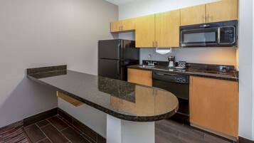 Premium bedding, desk, iron/ironing board, free cots/infant beds