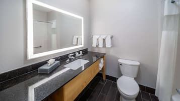 Combined shower/bathtub, free toiletries, hair dryer, towels