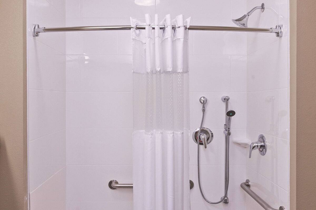 Rom, 1 kingsize-seng, tilgjengelighetstilpasset, ikke-røyk (Mobility,Hearing,Tub w/Grab Bars) | Sengetøy av topp kvalitet, skrivebord og strykejern/-brett