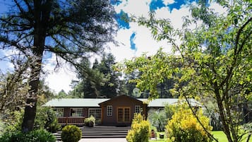 Se sirven desayunos, comidas y cocina internacional con vista al jardín
