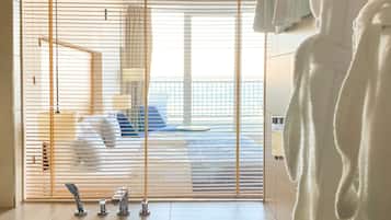 Luksusrom, 1 dobbeltseng, havutsikt | Bad | Dusj, regndusjhode, hårføner og badekåper