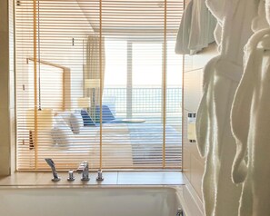 Habitación de lujo, 1 cama doble, vistas al mar | Baño | Ducha, cabezal de ducha tipo lluvia, secador de pelo y albornoces