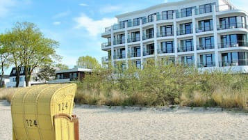 Situated on a sandy beach, this hotel offers stunning ocean views from its multi-story balconies.