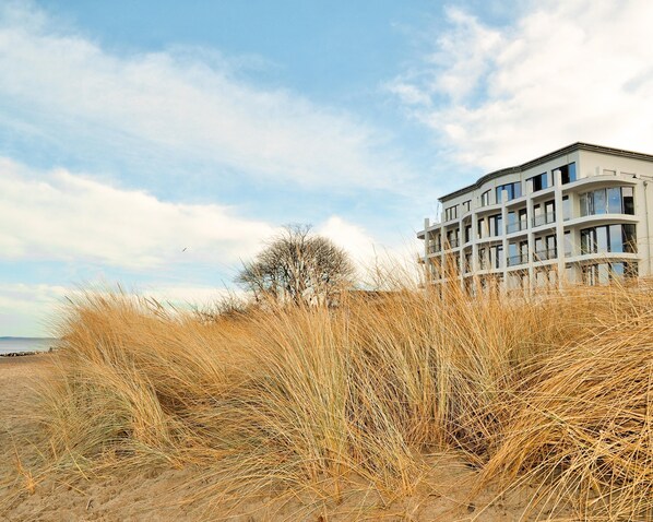 Vista frontal de la propiedad