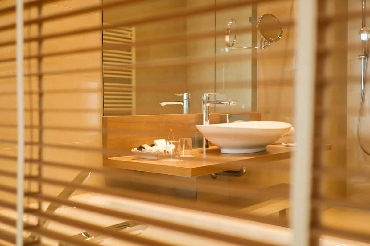 luxury room, 1 double bed, ocean view | bathroom | shower, rainfall showerhead, hair dryer, bathrobes