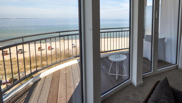 A balcony with a view of the beach and ocean. - SeeHuus Lifestyle Hotel (Timmendorfer Strand)