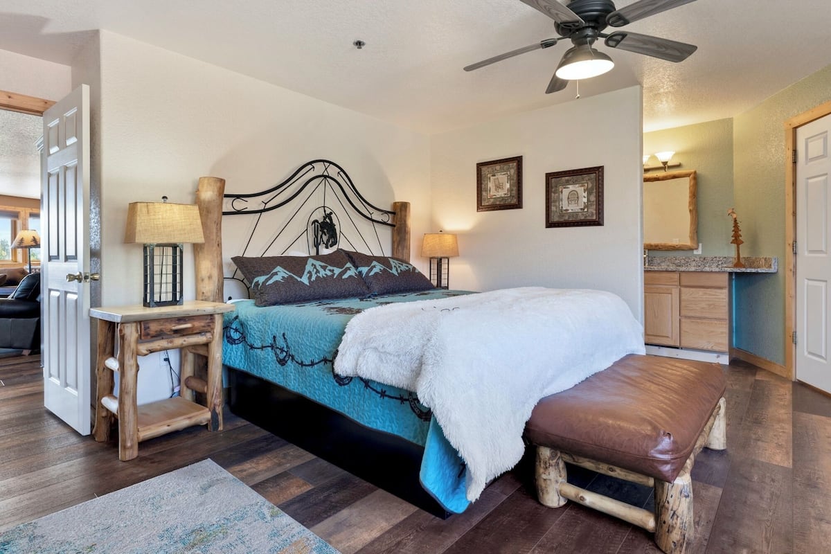 Luxury Apartment, 2 Bedrooms, Mountain View | Egyptian cotton sheets, premium bedding, pillowtop beds