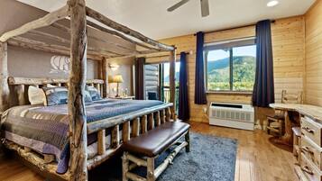 Deluxe Room, 1 King Bed, Balcony, Mountain View