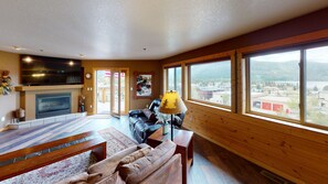 Luxury Apartment, 2 Bedrooms, Fireplace, Mountain View | Living area