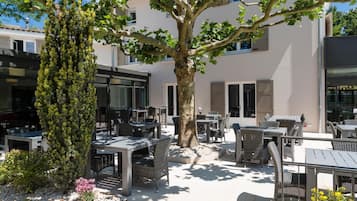 Der serveres morgenmad, frokost, aftensmad og regionale retter