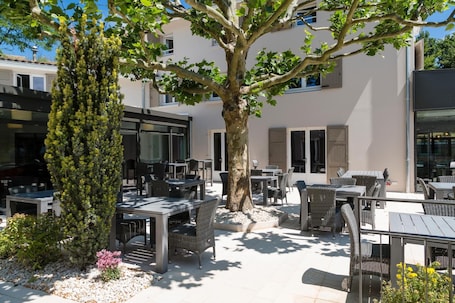 Kahvaltı, öğle yemeği, akşam yemeği sunulur, bölgesel mutfak