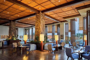 حيث تُقدم وجبات الإفطار، الغداء، العشاء، الأطباق العالمية