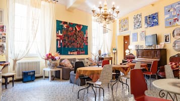 Petit déjeuner buffet (10 EUR par personne)