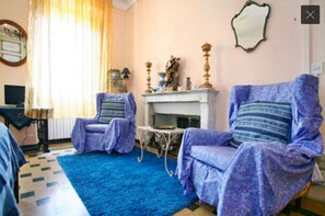 Standard Double Room, 1 Double Bed, Private Bathroom | Living area