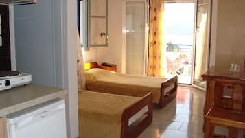 Caja de seguridad en la habitación y tabla de planchar con plancha