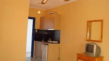 Refrigerador, parrilla de estufa, cafetera y tetera y tetera eléctrica