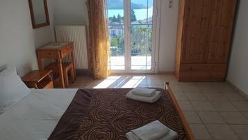 Classic Double Room | In-room safe, iron/ironing board, free WiFi, bed sheets