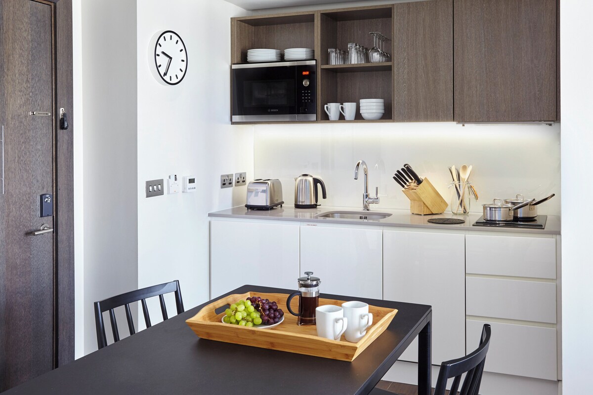 Suite, 1 Bedroom, Kitchen | Premium bedding, in-room safe, desk, laptop workspace