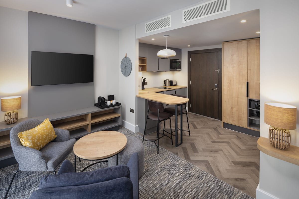 Studiosvit - 1 kingsize-säng - pentry | 1 sovrum och sängtillbehör av högsta kvalitet