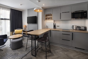Suite estudio, 1 cama King size, cocineta | Ropa de cama de alta calidad y caja de seguridad en la habitación 