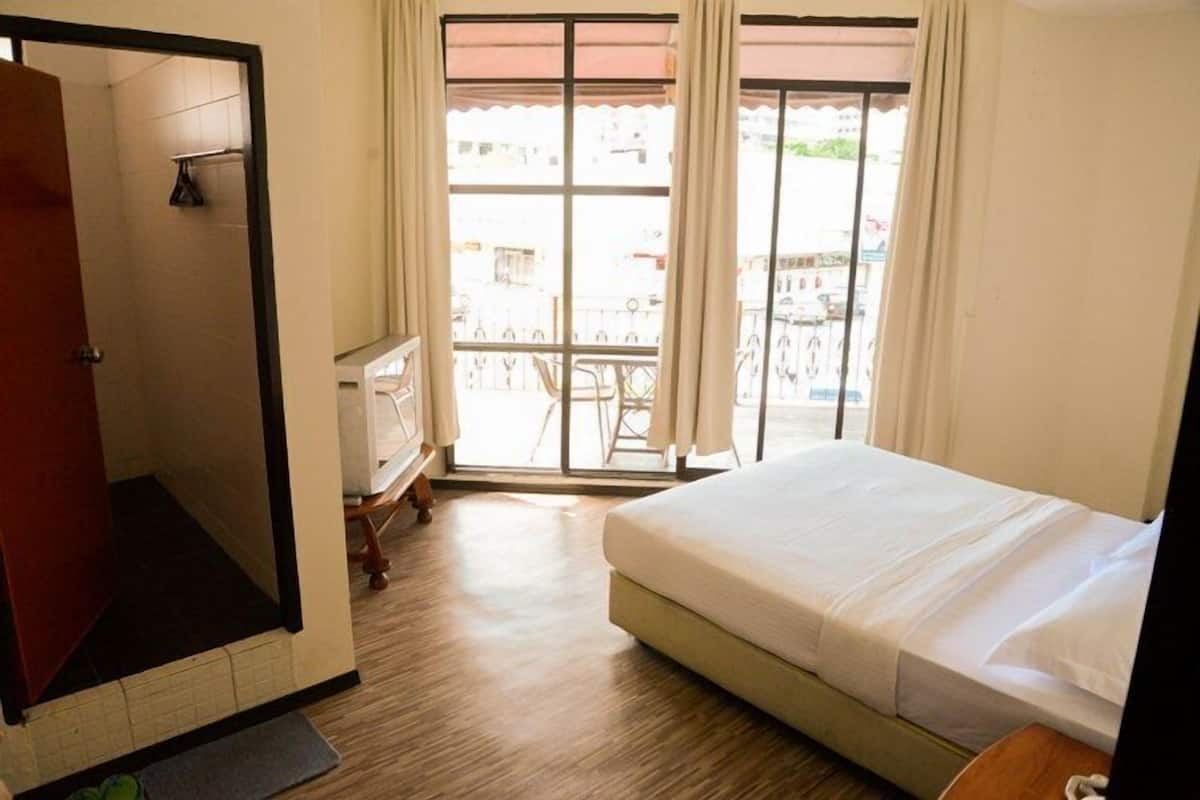Deluxe Room (Attached bathroom)