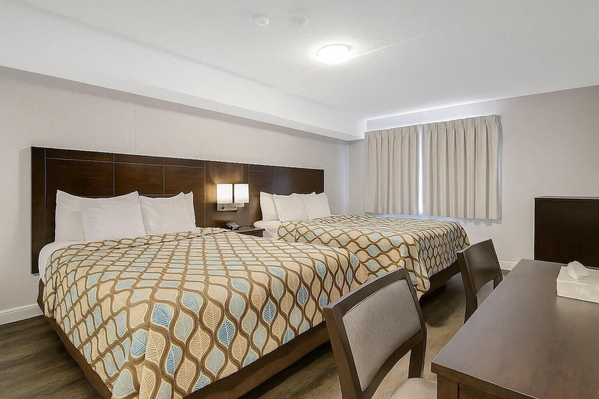 Standardzimmer, 2 Queen-Betten | Schreibtisch, Bügeleisen/Bügelbrett, kostenloses WLAN, Bettwäsche