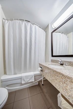 Standard Room, 1 Queen Bed (Non-wheelchair Accessible) | Bathroom