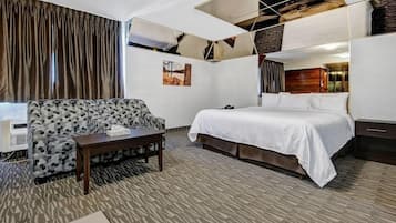Suite, no fumadores | Escritorio, tabla de planchar con plancha, wifi gratis y ropa de cama