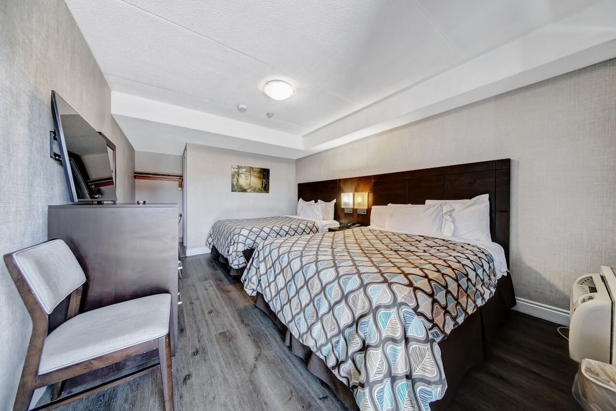 Standardzimmer, 2 Queen-Betten | Schreibtisch, Bügeleisen/Bügelbrett, kostenloses WLAN, Bettwäsche