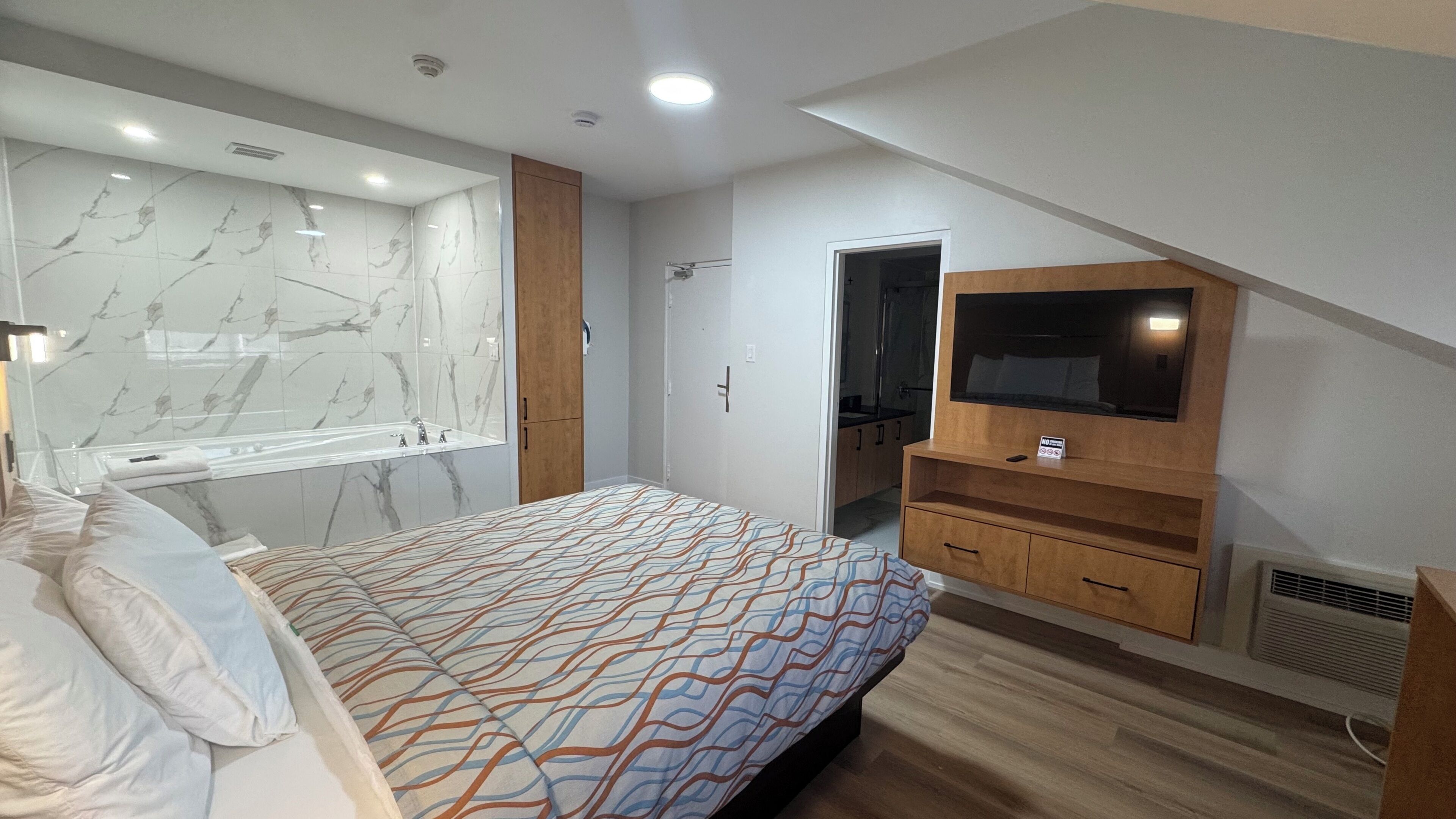 Single-Floor 1 Queen Bed Suite, Heart-Shaped Jetted Tub (Non-wheelchair Accessible) | Blackout drapes, iron/ironing board, free WiFi, bed sheets