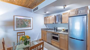 Suíte luxo, 1 quarto | Cozinha privada | Geladeira, micro-ondas, fogão, cooktop