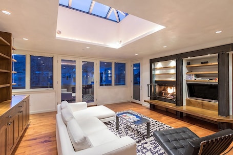 顶层房, 3 间卧室 | 起居区 | 液晶电视