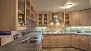 Condo, 2 quartos, 2 banheiros | Cozinha privada | Geladeira, micro-ondas, fogão, cooktop