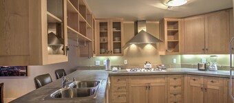 ไอซ์ เฮาส์ สวีทส์ แอนด์ คอนโดมิเนียมส์