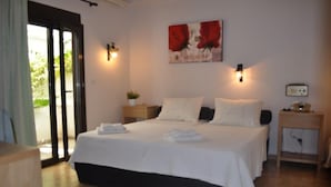 Una camera d'albergo con un letto, comodini, una lampada e un quadro appeso al muro.