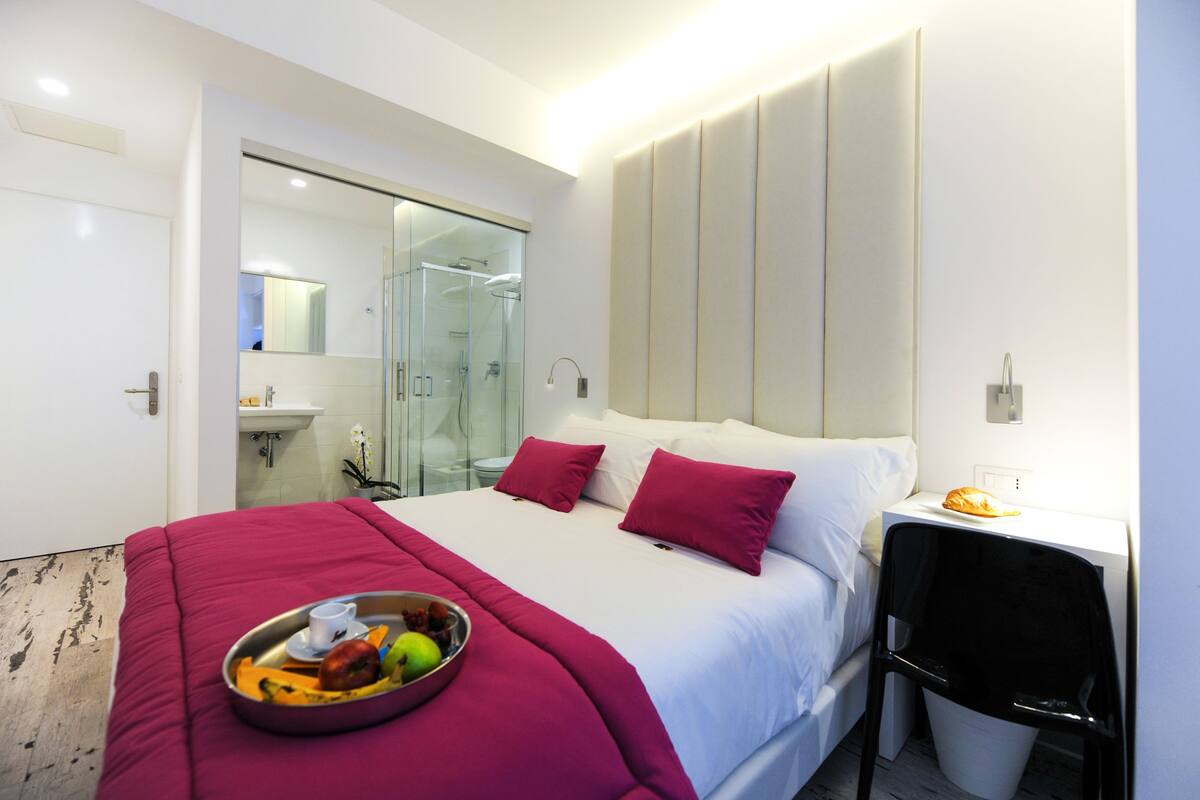 Comfort eenpersoonskamer | Een minibar, een kluis op de kamer, een bureau, verduisterende gordijnen