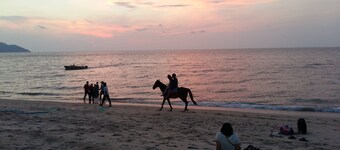 D'Feringghi Haus Hotel & Restaurant