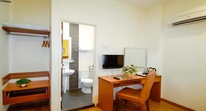 Shower, hair dryer, towels - Victoria Inn (George Town)