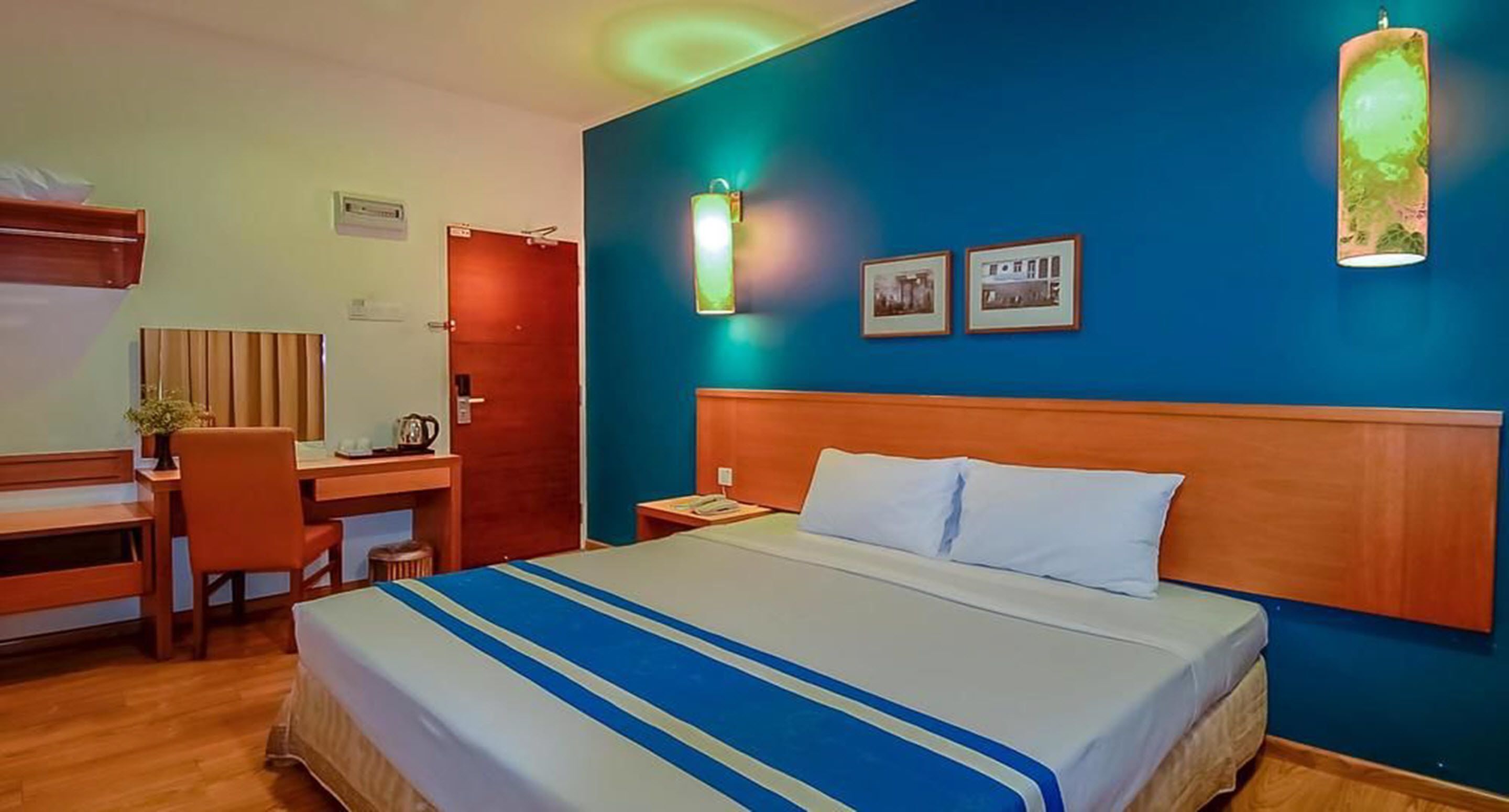 Soundproofing, free WiFi, bed sheets