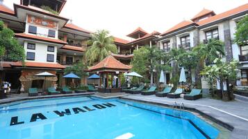 Piscina externa, guarda-sóis, espreguiçadeiras