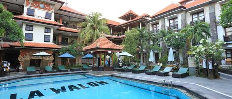 Piscine extérieure, parasols de plage, chaises longues