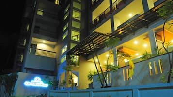 Depan hartanah - siang/malam