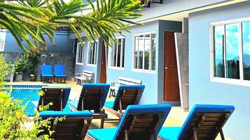 Chambre Deluxe (Pool Side) | Coin séjour | Télévision LCD de 32 pouces avec chaînes par câble, télévision