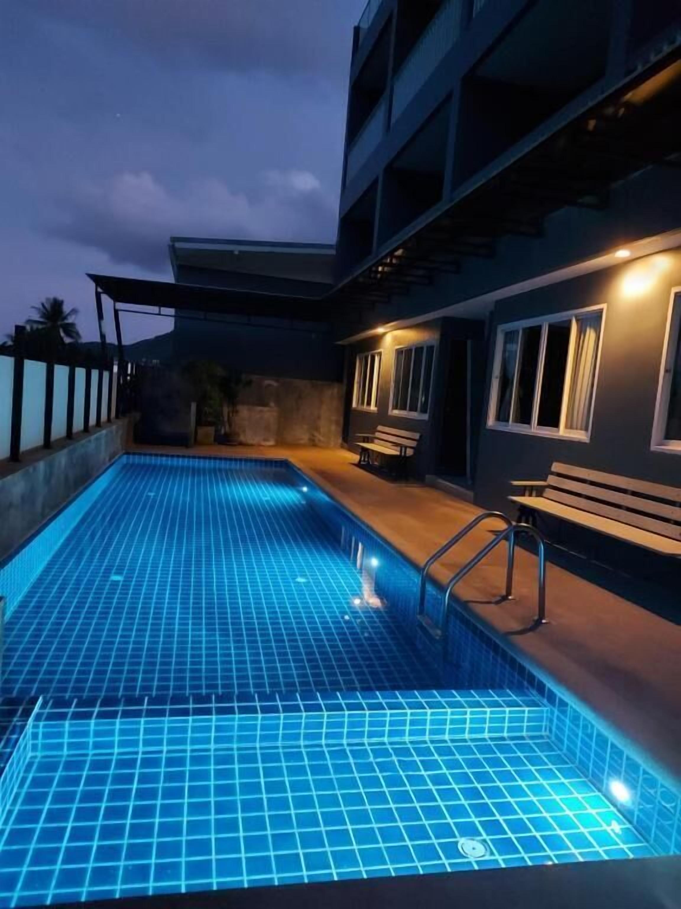 Outdoor pool, open 8:00 AM to 8:00 PM, pool loungers