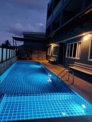 Kolam renang outdoor, dengan kursi berjemur