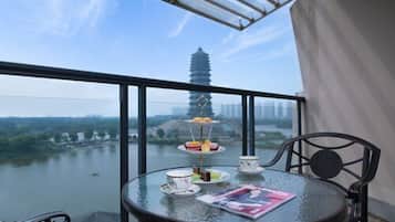 Executive Room, 2 Twin Beds, Lake View | Down comforters, minibar, in-room safe, desk